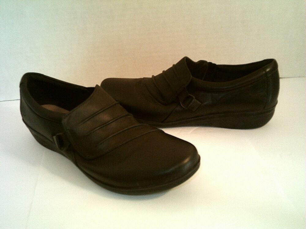 Clarks black leather slip ons womans 9M